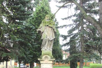 Socha sv. Jana Nepomuckého v Pozdeni ( © Pavel Vítek 04/2018)