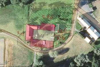 superpozice původního rozsahu dvora v 19. století do současného leteckého snímku Vělopolí ( © J. Tichánek, ČÚZK)