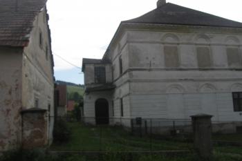 pohled od západu, na levé straně vstup do kaštiela a štít hospodářské budovy z 40. let 19.stol. (© Jaroslav Špiroch, 06/2018)