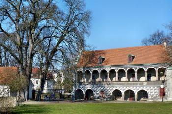Letohrádek Červený dům je v sousedství hradu Lipý ( © František Kinař 05/2017)
