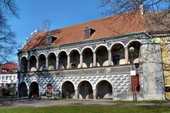 Letohrádek Červený dům je v sousedství hradu Lipý ( © František Kinař 05/2017)