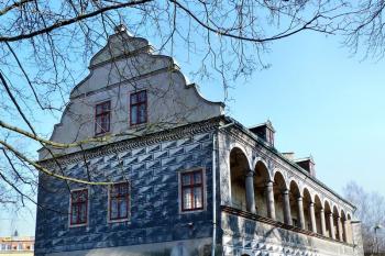 Letohrádek Červený dům je v sousedství hradu Lipý ( © František Kinař 05/2017)
