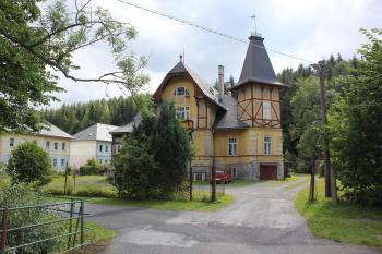 Vila č.p. 44 majitele místní huti postavena v letech 1909 - 1910. (© Luděk Vláčil 07/2018)