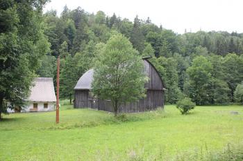 Stodola s břidlicovou střechou ze 30. letech 20. století. (© Luděk Vláčil 07/2018)