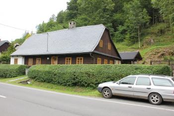 Roubený venkovský dům čp.71 z počátku 18. století, rozšířený a upravený v 19. století. (© Luděk Vláčil 07/2018)