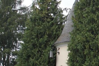 Válcové nárožní věže průčelí (© Luděk Vláčil 07/2018)