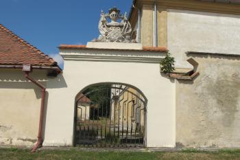 boční vstup do areálu na vých.straně (© D Dohňanský, 07/2017)