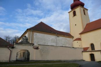 boční stěna zámku napojená na kostel (© David Hamza, 12/2009)