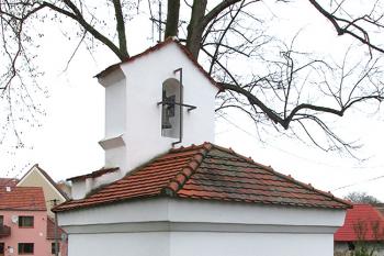 Kaple v Jedomělicích u Slaného ( © Pavel Vítek 04/2018)