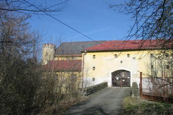 příjezd k hlavní bráně (© D Dohňanský, 03/2015)