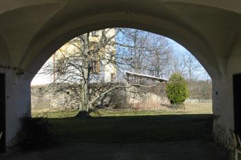 pohled přes průjezd  (© D Dohňanský, 03/2015)