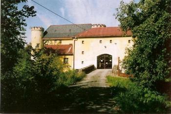 Pohled z přístupové cesty (© Marius Dee 09/2004)