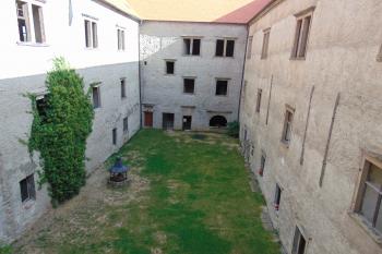 Vnitřní nádvoří, vlevo nejstarší sv. křídlo (© Dušan Dohňanský  09/2021)