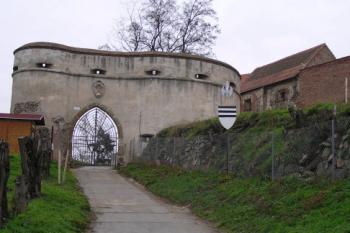 vvstupní brána po úpravě stromové aleje (© Daniela Fantová, 11/2007)