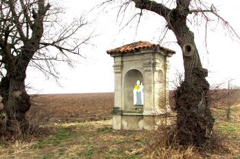 Výklenková kaplička mezi Debrnem a Holubicemi ( © Pavel Vítek 03/2018)