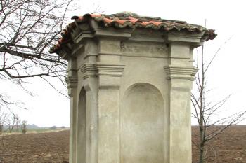 Výklenková kaplička mezi Debrnem a Holubicemi ( © Pavel Vítek 03/2018)