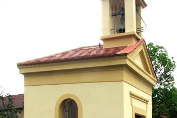 Kaplička v Brozánkách u Hořína ( © Pavel Vítek 06/2018)