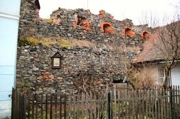 hradba se střílnami severně od západní bašty (© Pavel Zany Komárek 17. 12. 2011)