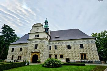 vstupní průčelí zámku  (© Jan P. Štěpánek  04/2024)