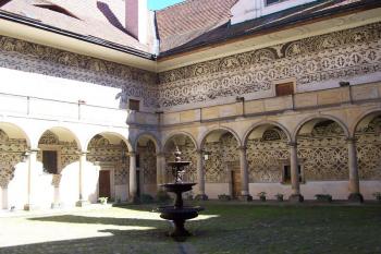 Doudleby nad Orlicí - zámek - pozoruhodné nádvoří bez oken (© Ivo Rozehnal, 07/2010)