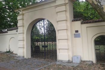 Vstupní brána ze Zahradní ulice ( © Ivo Rozehnal 08/2018)