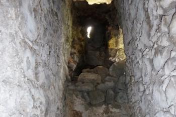 Jižní schodiště v síle zdi donjonu bylo v 15. stol. zablokováno komínem z krbu v přízemí. (© Pavel Semple, 07/2017)