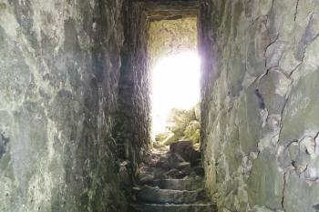 Severní schodiště v síle zdi donjonu. (© Pavel Semple, 07/2017)