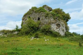 Donjon od JV. Napravo je okosené JV nároží donjonu. (© Pavel Semple, 07/2017)
