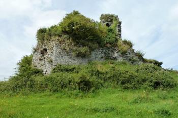 Donjon od východu. Okosené JV nároží nalevo vytváří dvoustranný polygon. (© Pavel Semple, 07/2017)