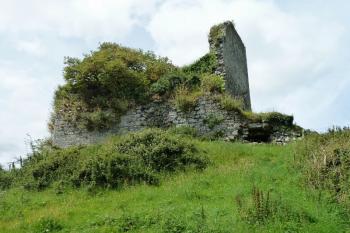 Říční (východní) strana donjonu. Napravo je v hradbě otvor výpadní branky. (© Pavel Semple, 07/2017)