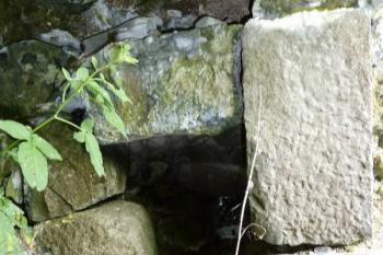 Detail boční zdi výpadní branky s patrným otvorem pro petlici. (© Pavel Semple, 07/2017)