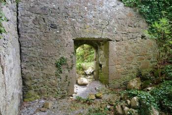 Portál s ostěním v příčce prvního patra donjonu. (© Pavel Semple, 07/2017)