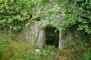 Portál s ostěním v příčce prvního patra donjonu. (© Pavel Semple, 07/2017)