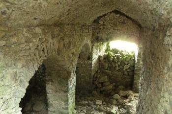 Klenba v přízemí donjonu. (© Pavel Semple, 07/2017)