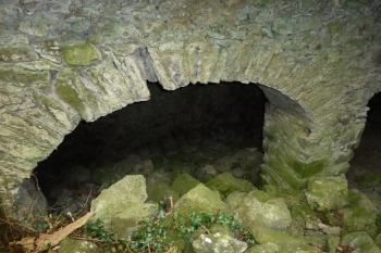 Přízemí donjonu, příčka spočívající na pilířích. (© Pavel Semple, 07/2017)