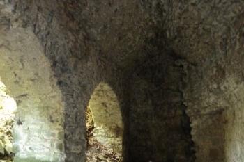 Přízemí donjonu, příčka spočívající na pilířích. (© Pavel Semple, 07/2017)