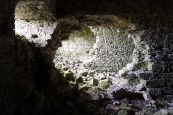 Příčka v přízemí donjonu. (© Pavel Semple, 07/2017)