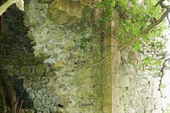 Pozůstatky drážky pro hřeben v branském průjezdu. (© Pavel Semple, 07/2017)