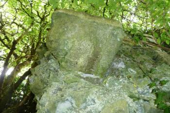 Kamenný článek v průjezdu brány mohl patřit druhému vnitřnímu portálu brány. (© Pavel Semple, 07/2017)