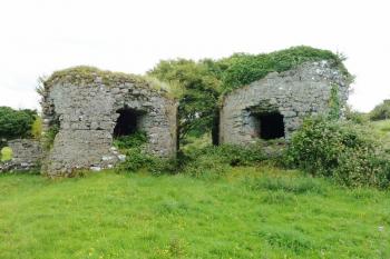 Vnější strana dvouvěžového branského domu. (© Pavel Semple, 07/2017)