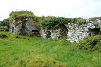 Nádvorní strana dvouvěžového branského domu (nalevo) a severního úseku západní hradby. (© Pavel Semple, 07/2017)