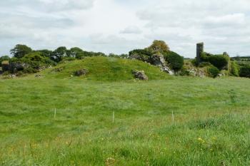 Hrad od JZ. Na popředí je destrukční pahorek. (© Pavel Semple, 07/2017)