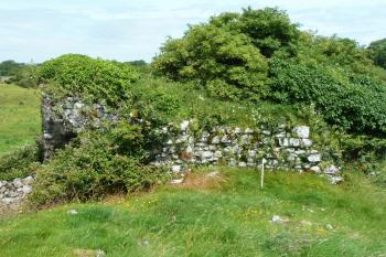Jižní boční strana dvouvěžového branského domu. (© Pavel Semple, 07/2017)