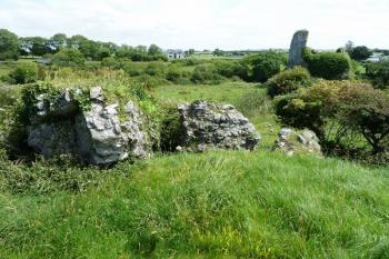 Pohled z destrukčního pahorku na donjon. (© Pavel Semple, 07/2017)