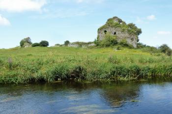 Hrad od JV přes řeku Castletown. (© Pavel Semple, 07/2017)