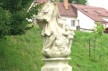 Socha sv. Jana Nepomuckého ve Statenicích ( © Pavel Vítek 06/2018)
