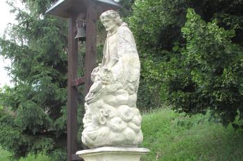Socha sv. Jana Nepomuckého a zvonička ve Statenicích ( © Pavel Vítek 06/2018)