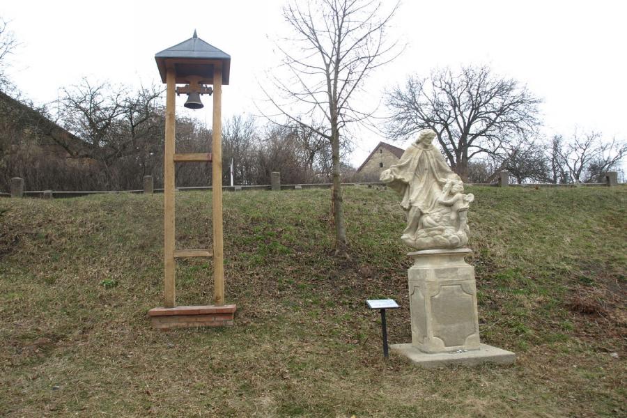 socha sv. Jana Nepomuckého a zvonice