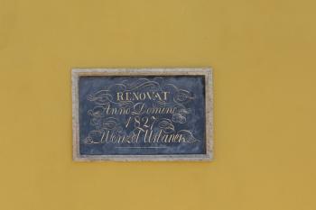Deska připomínajíci rekonstrukci v r. 1827. (© Luděk Vláčil 08/2018)