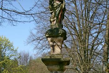pilíř se sochou Panny Marie Bolestné z r. 1738 u kostela (© Pavel Zany Komárek 15. 4. 2009)